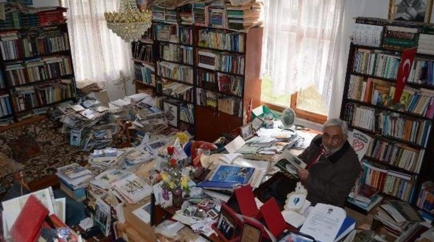 Yaş 70 Ama Kitaba Olan Sevgisi Hi&ccedil; Bitmemiş