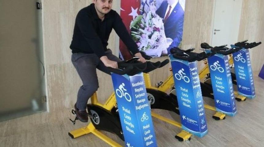 K&uuml;&ccedil;&uuml;k&ccedil;ekmece&rsquo;de Akıllı Telefonları Bisikletler Şarj Ediyor