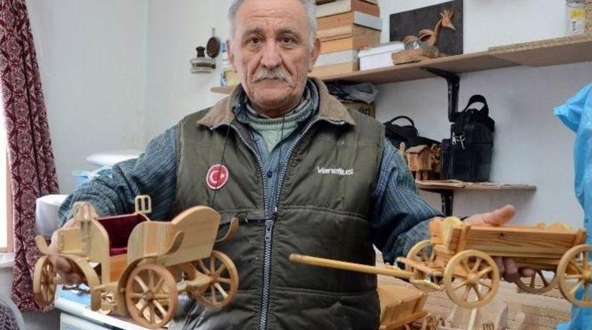 &Ccedil;ocukluk Hayali Olan At Arabalarını Minyat&uuml;re Taşıdı