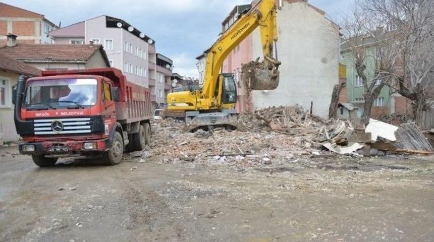 İneg&ouml;l&rsquo;de Tehlike Arz Eden Binalar Yıkılıyor