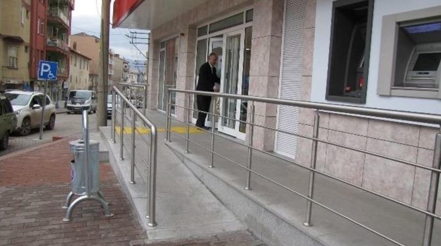 Ziraat Bankası’na Engelli Rampası Ve Sarı Şerit