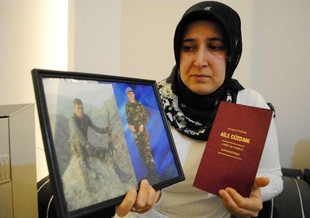 Şehit Ferhat&rsquo;ının Sa&ccedil; Telini Bile Saklıyor