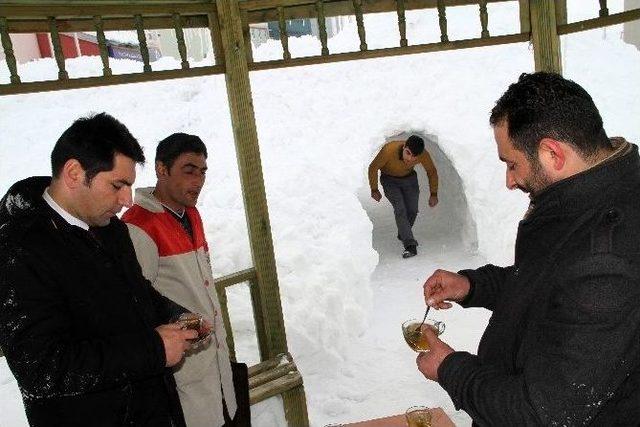 Kar Tünelinin Sonunda Çardakta Çay Keyfi