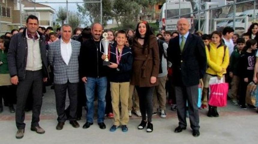 Kaymakam Eryakıran&rsquo;dan Minik Satran&ccedil;&ccedil;ılara Hediye