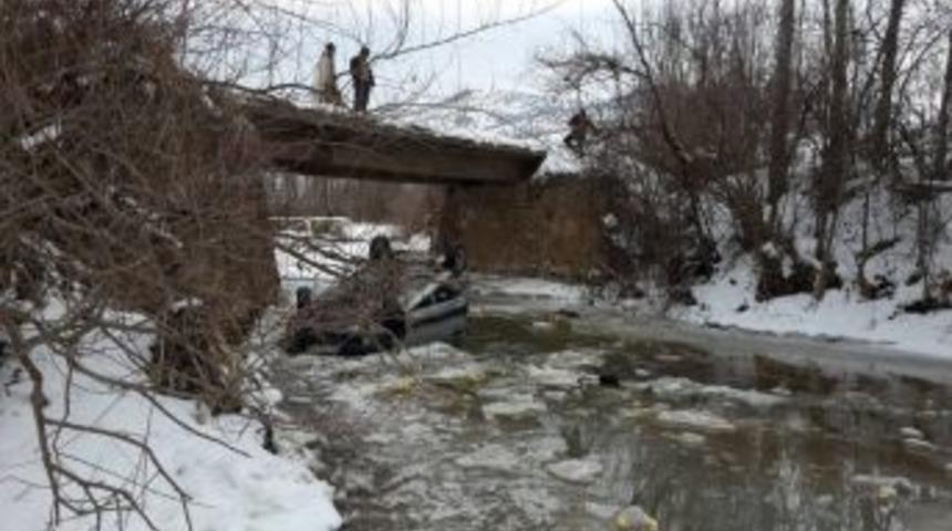 Otomobil Korkuluğu Olmayan K&ouml;pr&uuml;den U&ccedil;tu: 4 Yaralı