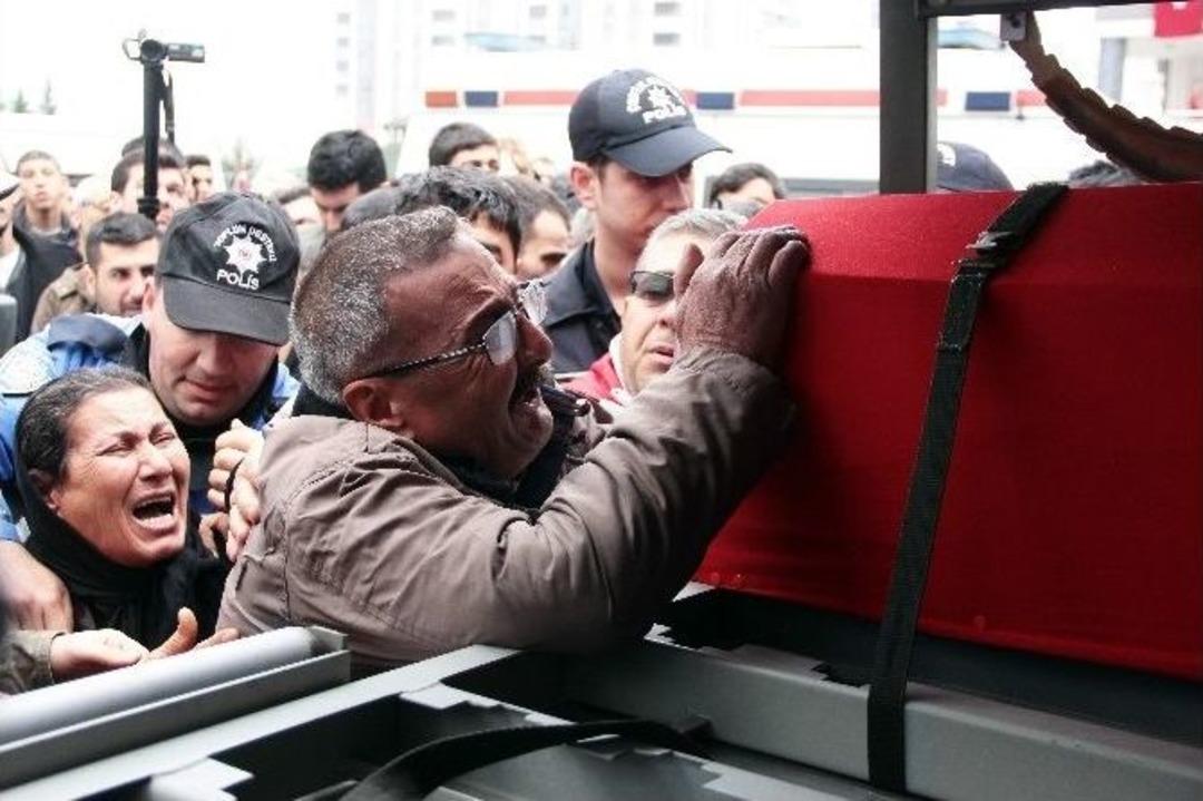Şehidin Annesi Oğlunun Fotoğrafına, Babası Tabutuna Sarılarak G&ouml;zyaşı D&ouml;kt&uuml;
