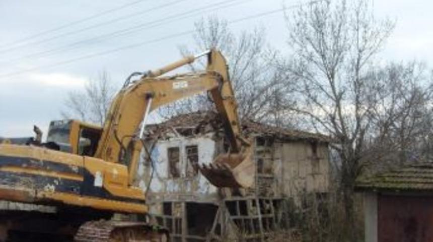 Hasancık&rsquo;taki Metruk Yapı Yıkıldı