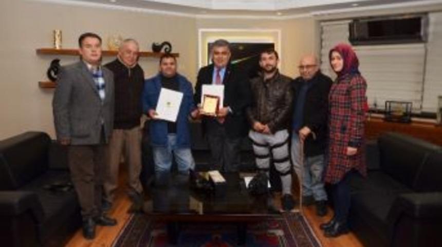 Başkan &Ouml;zg&uuml;ven&rsquo;e Teşekk&uuml;r Plaketi