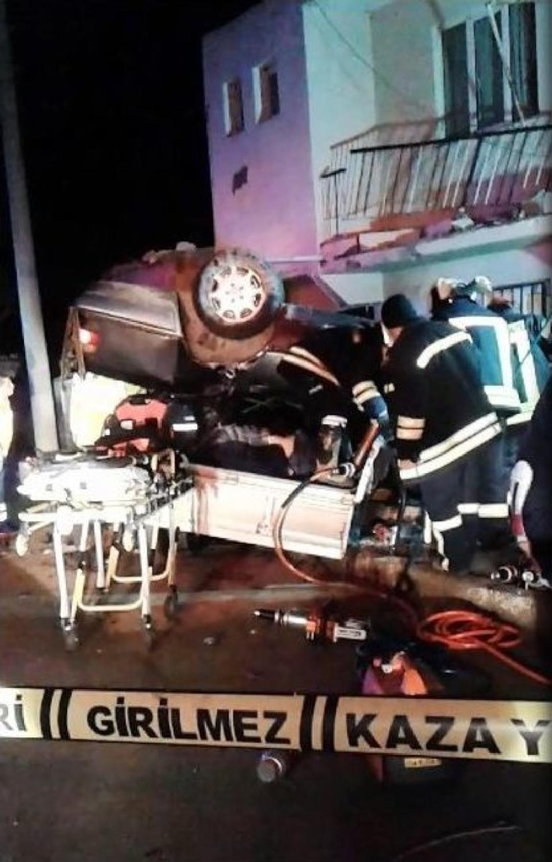 Otomobil, Kamyonet Ve Evin Balkonuna &Ccedil;arptı: 3 &Ouml;l&uuml;