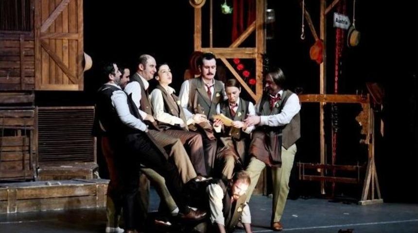 Arturo Ui&rsquo;nin &Ouml;nlenebilir Tırmanışı İsimli Oyuna Yoğun İlgi