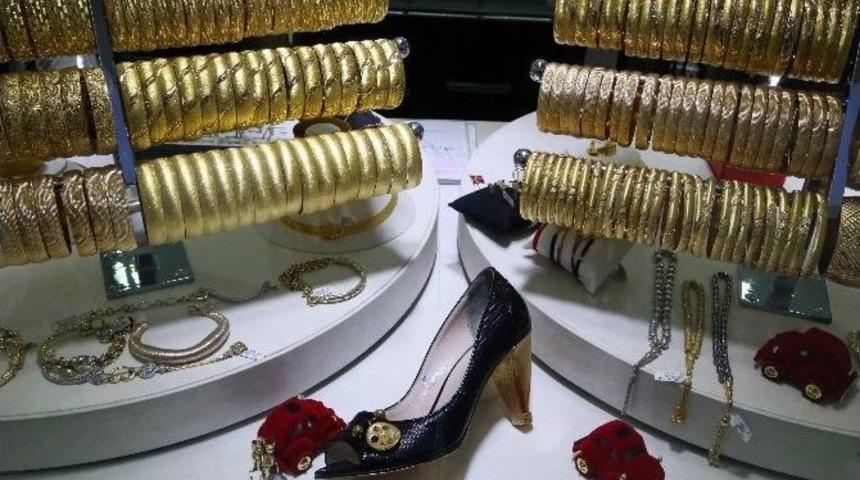 23 Bin Liralık &Ouml;zel Sipariş Altın Ayakkabı