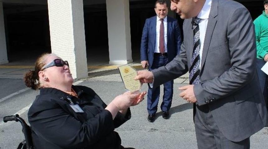 Omurilik Fel&ccedil;lileri Derneğinden Karayolları&rsquo;na Teşekk&uuml;r Plaketi