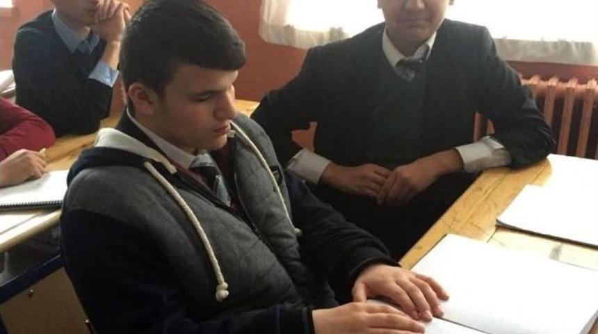 G&ouml;rme Engelli Gencin Okuma Azimi