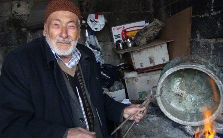 Şehit Oğlunun Acısını Unutmak İçin Kalay Yapıyor G2