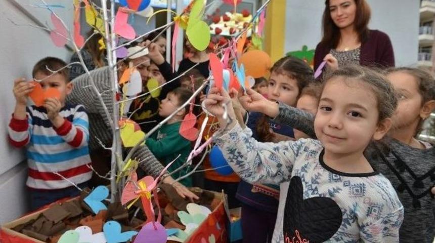 Minikler Sevgi Dileklerini Ağaca Astı