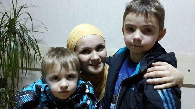 Rus Anne, Suriyeli Kocasının Kaçırdığı Çocuklarına Mersin’de Kavuştu