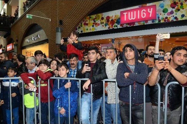 Cenk Gönen Ve Lınnes Taraftarlarla Bir Araya Geldi G4