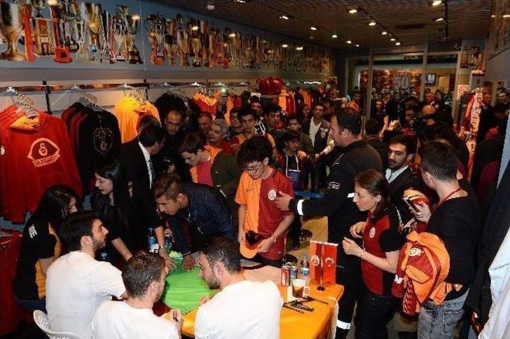 Cenk Gönen Ve Lınnes Taraftarlarla Bir Araya Geldi G1