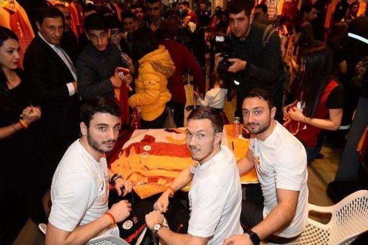 Cenk Gönen Ve Lınnes Taraftarlarla Bir Araya Geldi G2