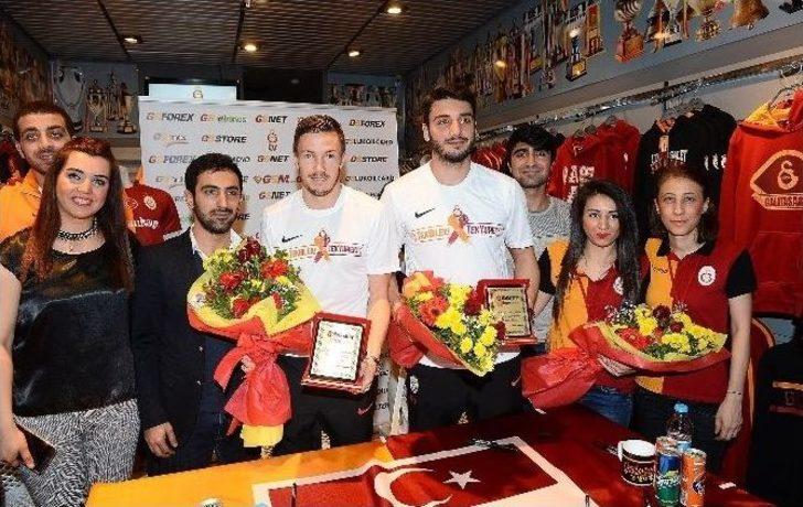 Cenk Gönen Ve Lınnes Taraftarlarla Bir Araya Geldi G3