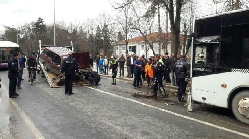 Otomobil Belediye Otob&uuml;s&uuml;ne &Ccedil;arptı: 2 Yaralı