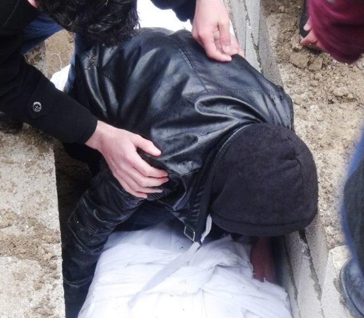 Okulda &Ouml;ld&uuml;r&uuml;len Liseli Kız Toprağa Verildi