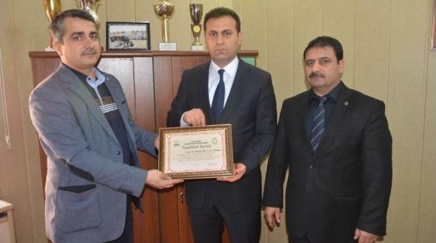 İhh Adıyaman Şube Başkanı Fadıl Akkuş&rsquo;tan Teşekk&uuml;r Plaketi