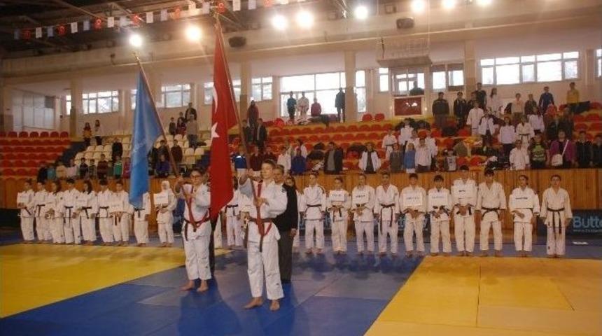 Anadolu Yıldızlar Ligi Judo Yarı Final M&uuml;sabakaları Tokat&rsquo;ta Başladı