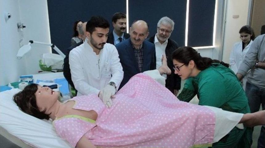 Bakan M&uuml;ezzinoğlu, Sanal Doğumdaki Anneye Destek Verdi