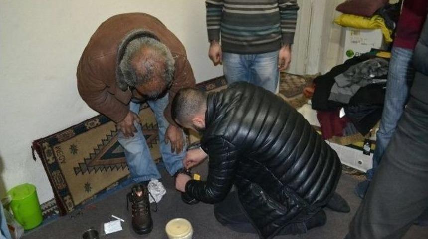 Gen&ccedil; Akson Yaşlı &Ccedil;ifte Yardımda Bulundu