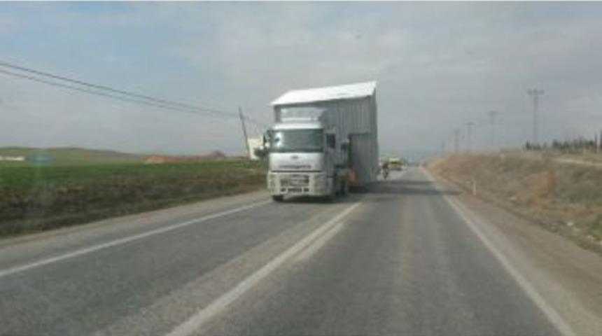 Tır &Uuml;zerindeki Geniş Kabin Dikkat &Ccedil;ekti