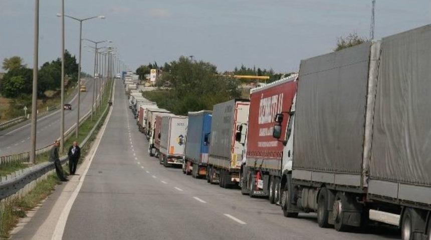 İpsala Sınır Kapısı Ge&ccedil;emeyen Tır&rsquo;lar Kapıkule Sınır Kapısı&rsquo;na Y&ouml;neldi