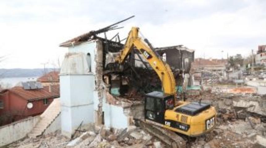 Sapanca&rsquo;da Yanan Camide Enkaz Kaldırma &Ccedil;alışmaları Başladı