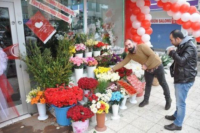 Muş’ta 14 Şubat Sevgililer Günü Hazırlığı