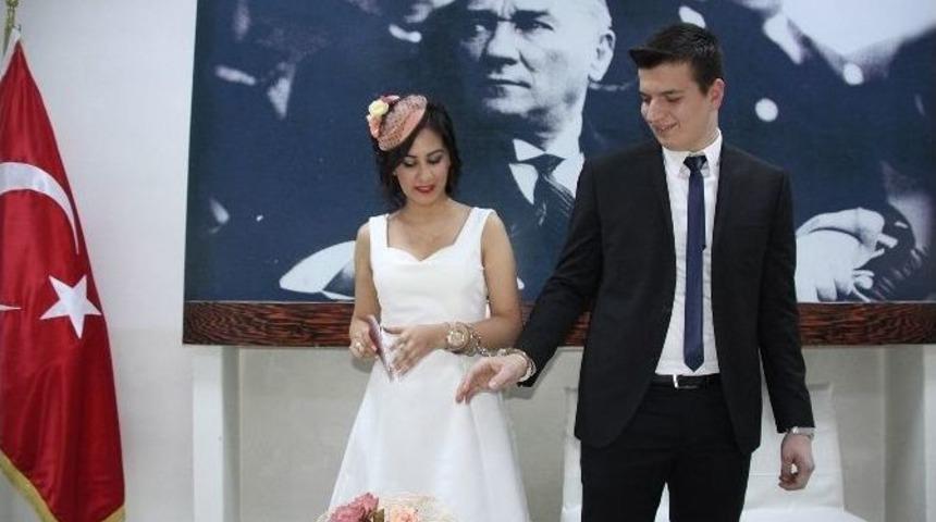 Ekip Arkadaşlarından Gen&ccedil; &Ccedil;ifte Kelep&ccedil;e