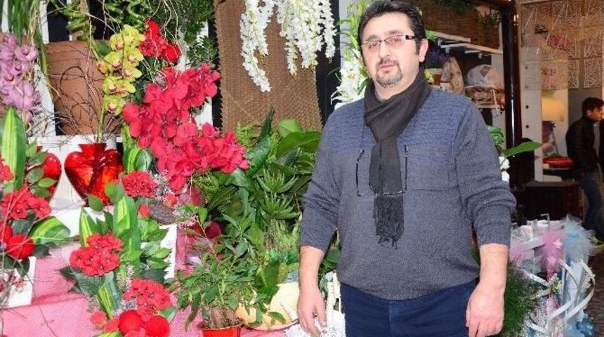 Sevgilisi İ&ccedil;in &Ccedil;i&ccedil;ek&ccedil;iden G&uuml;l &Ccedil;aldı, G&uuml;venlik Kamerasına Yakalandı