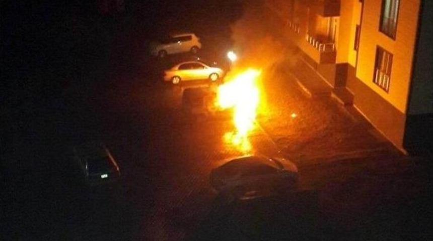 Adıyaman&rsquo;da Park Halindeki Ara&ccedil; Yandı