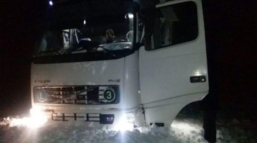 Sağlık&ccedil;ıların Dikkati Tır Şof&ouml;r&uuml;n&uuml; &Ouml;lmekten Kurtardı