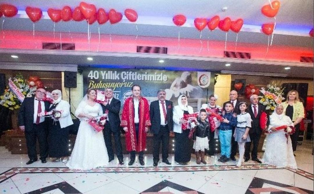 40 Yıllık Evli &Ccedil;iftler Sevgililer G&uuml;n&uuml;&rsquo;nde Nikah Tazeledi