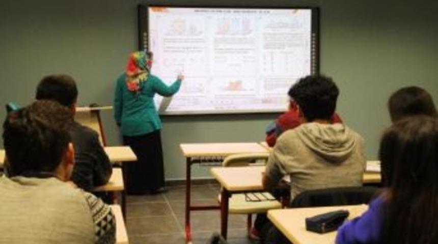 Akademilise Gen&ccedil;leri Hayata Hazırlıyor