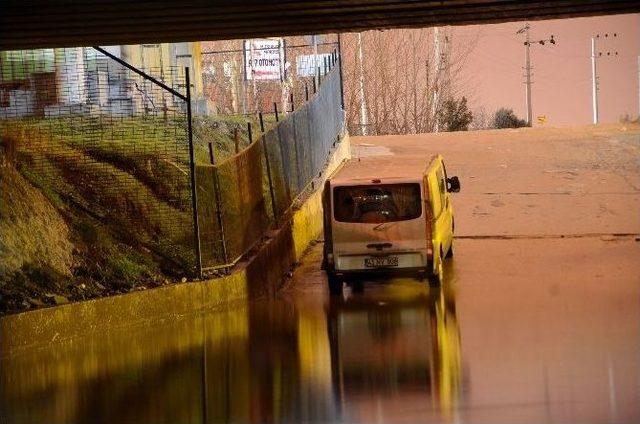 Kocaeli’de Dere Taştı, Alt Geçidi Su Bastı