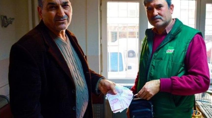 Parkta Bulduğu Para Dolu &Ccedil;antayı Polise Teslim Etti
