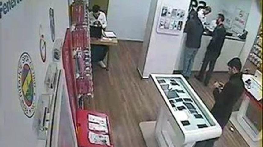 Cep Telefonu Hırsızı G&uuml;venlik Kamerasında