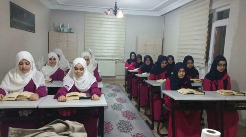 M&uuml;ft&uuml; Karabayır S&uuml;mb&uuml;l Valide Kur&rsquo;an Kursu Hafızlarını Ziyaret Etti