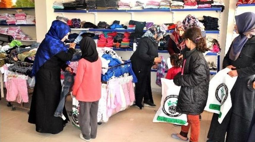 &Ccedil;adır Kenttin Yetimleri Stk&rsquo;lar Tarafından Giydiriliyor