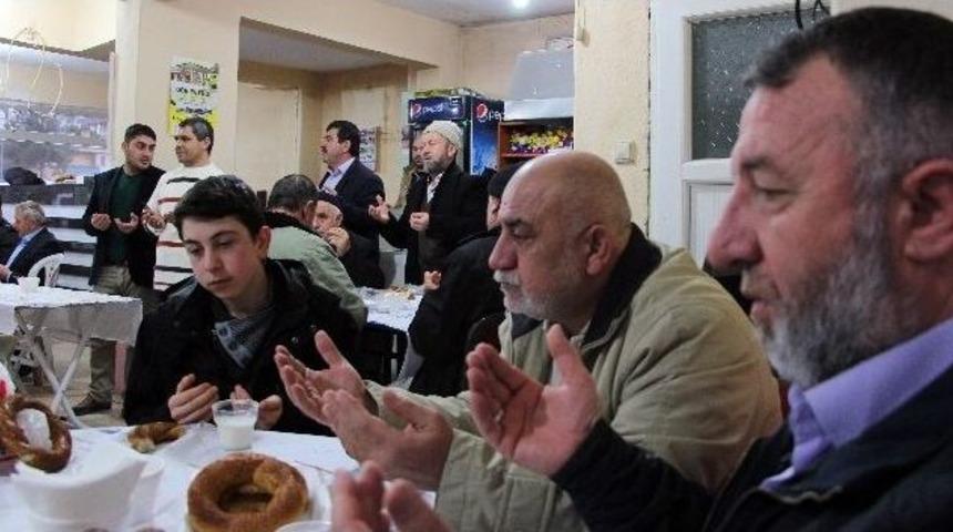 Vezirk&ouml;pr&uuml;l&uuml;ler Sabah Namazında Buluştu