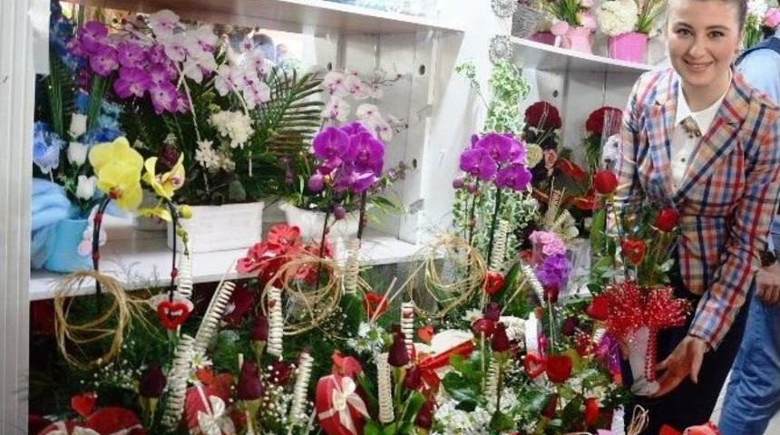 14 Şubat Sevgililer G&uuml;n&uuml; &Ccedil;i&ccedil;ek&ccedil;ilere Bayram Ettirdi