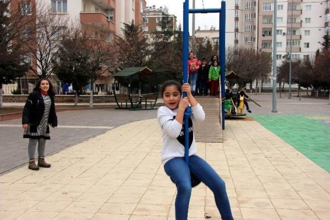 &Ccedil;ocuklar Sıcak Havanın Tadını &Ccedil;ıkardı