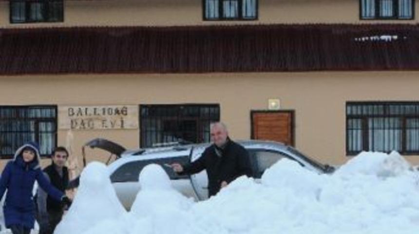 14 Şubat Sevgililer G&uuml;n&uuml;nde Ballıdağ Eteklerinde Kardan Heykel Şenliği