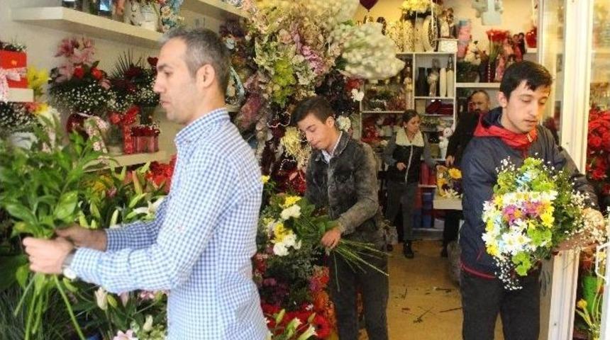 &Ccedil;i&ccedil;ek&ccedil;ilerde &rsquo;14 Şubat&rsquo; Yoğunluğu